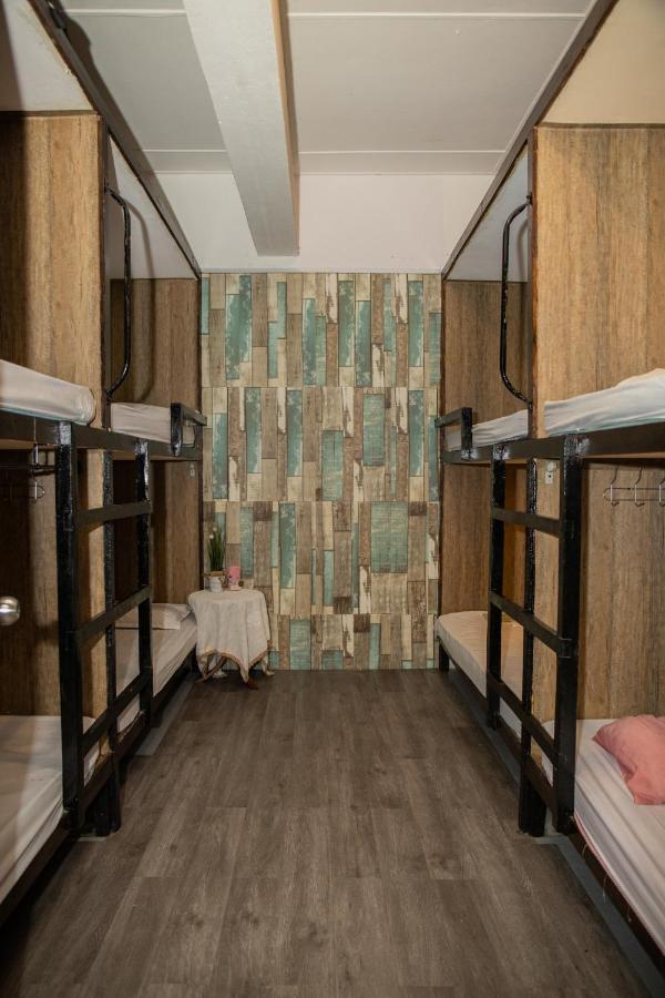 Escape Backpackers Kk Hostel Kota Kinabalu Exterior photo